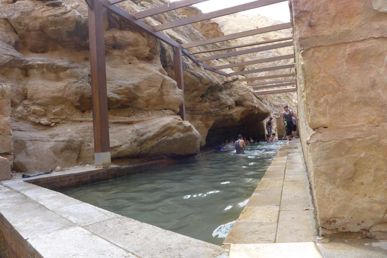 Afra Hot Springs Chalets At-Tafilah Esterno foto