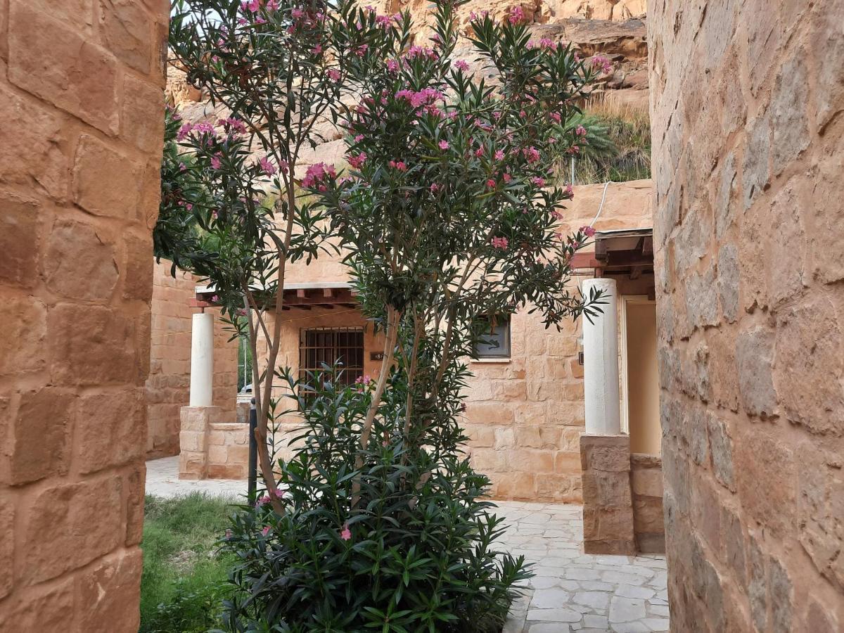 Afra Hot Springs Chalets At-Tafilah Esterno foto