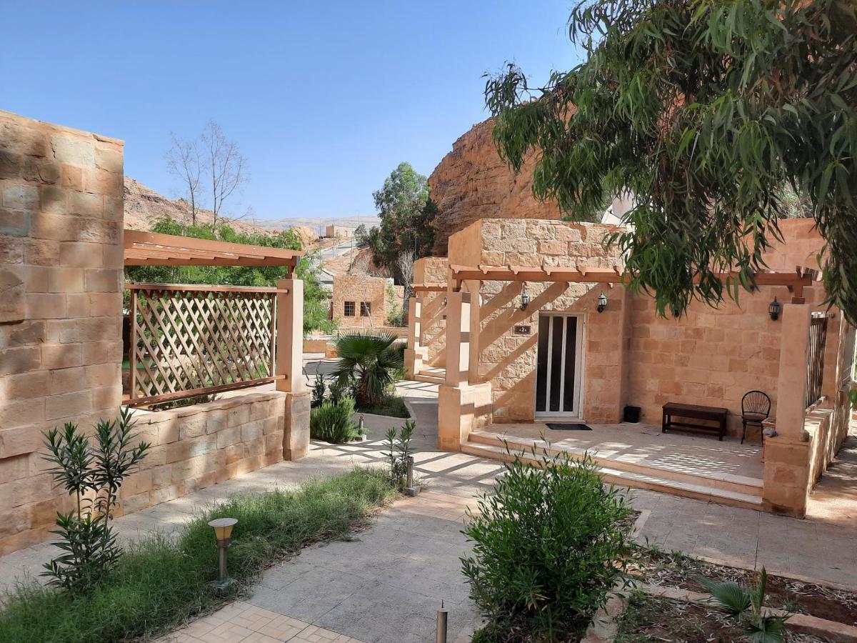 Afra Hot Springs Chalets At-Tafilah Esterno foto