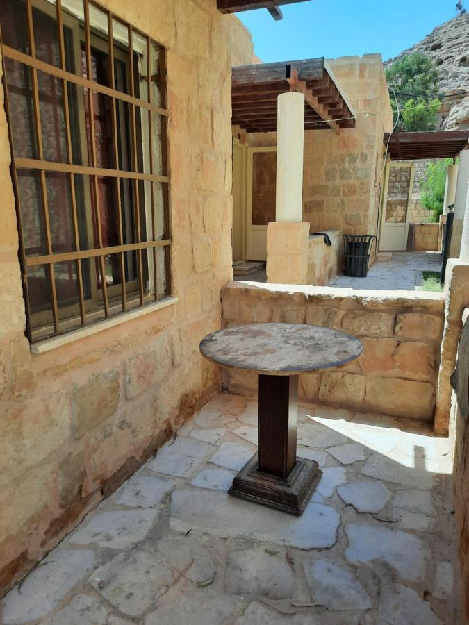 Afra Hot Springs Chalets At-Tafilah Esterno foto